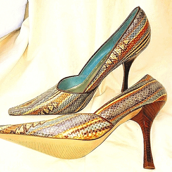 Stunning Heels, BCBG. like new, not a spot on them - Picture 1 of 8